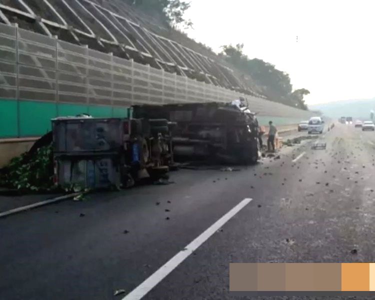 兩車相撞後翻側。網圖