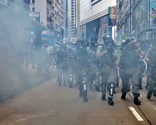 警方施放催淚彈。