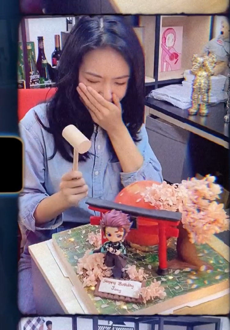 戴祖儀看着蛋糕，不斷驚嘆：「好靚呀！」