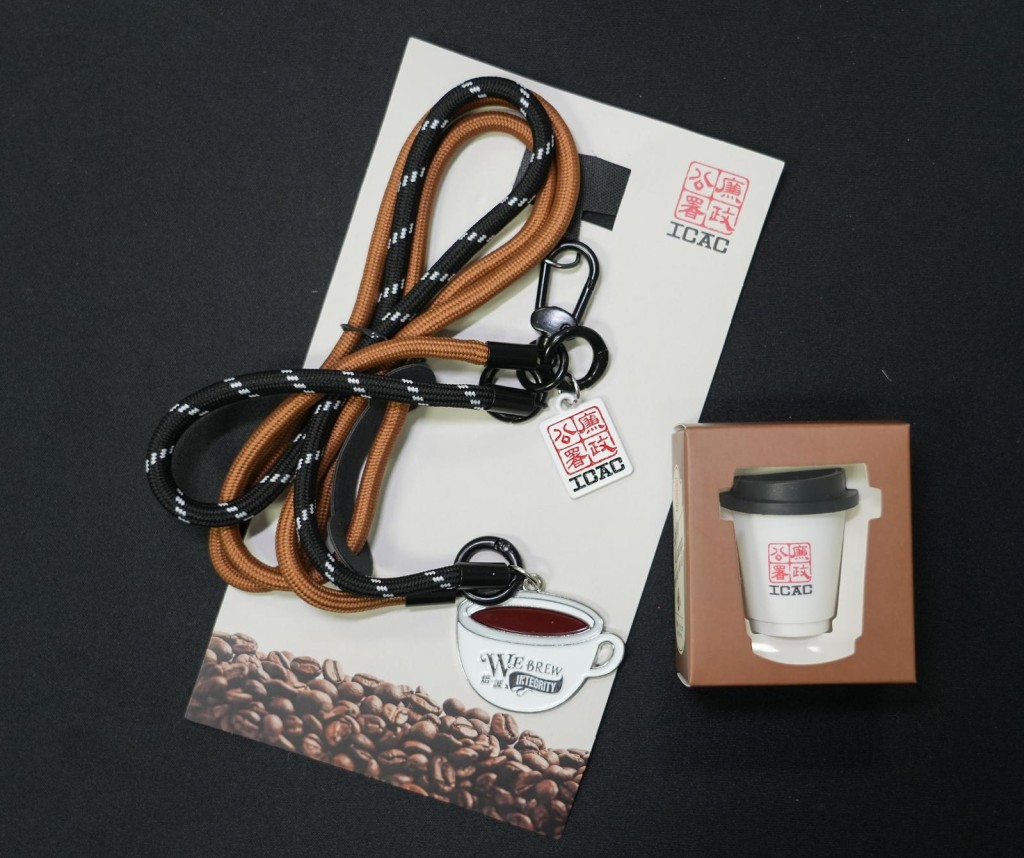 新紀念品:磁石貼、電話繩。 新紀念品:磁石貼、電話繩。