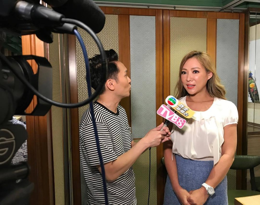 秦启维曾任TVB娱乐台主播。