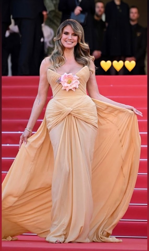 德國名模Heidi Klum穿上粉橙色晚裝現身紅地毯。（Heidi Klum官方IG）