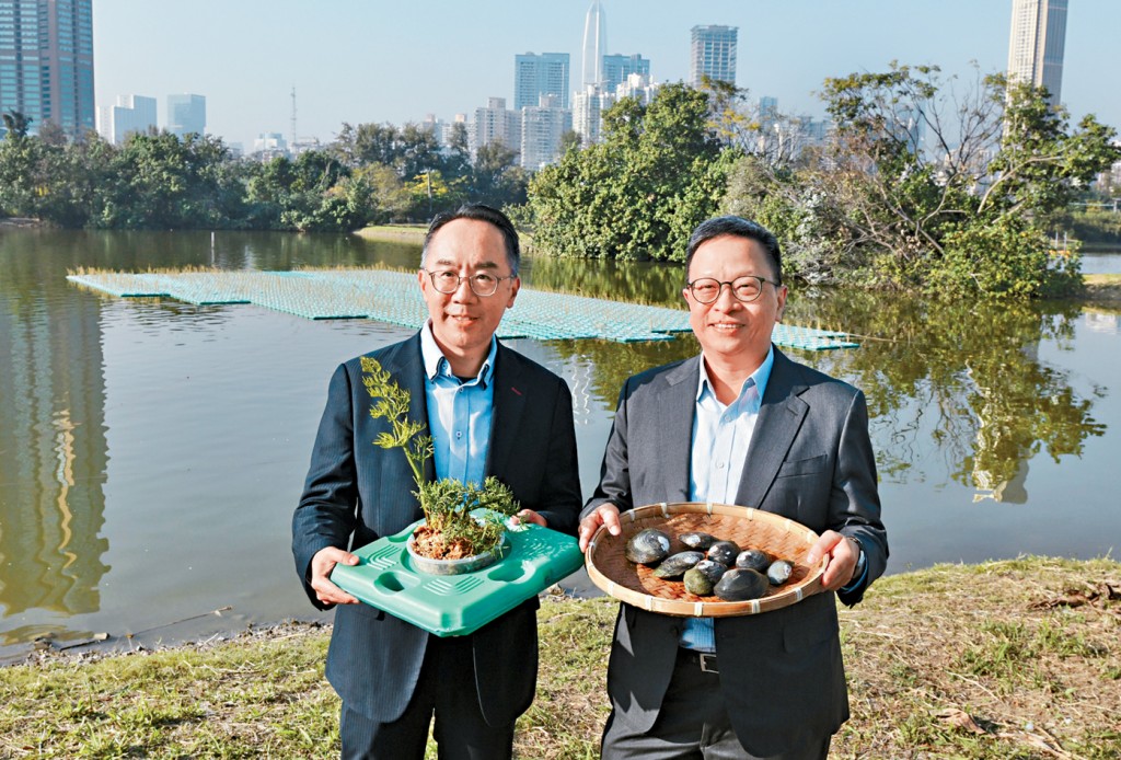 陳慶強（左）指，會測試有限度開放濕地的可行性。右為港大公民社會及治理研究中心總監林維峯。