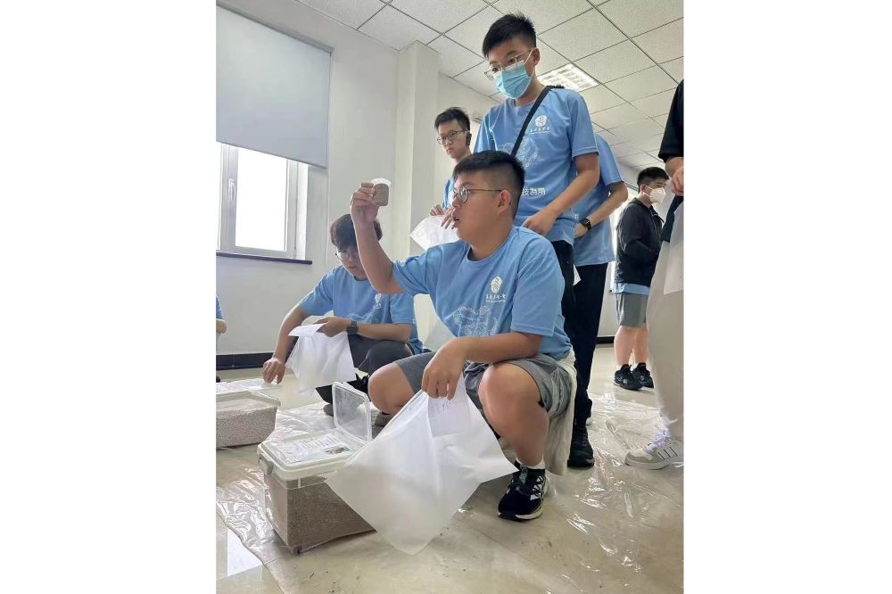 團員醉心研究土壤配方。