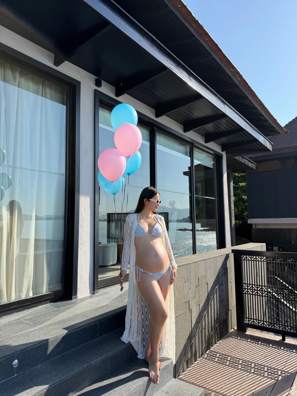 黃碧蓮在海邊別墅手持粉藍氣球,穿上閃亮比堅尼,大方展示驕人身材。 黃碧蓮在海邊別墅手持粉藍氣球,穿上閃亮比堅尼,大方展示驕人身材。