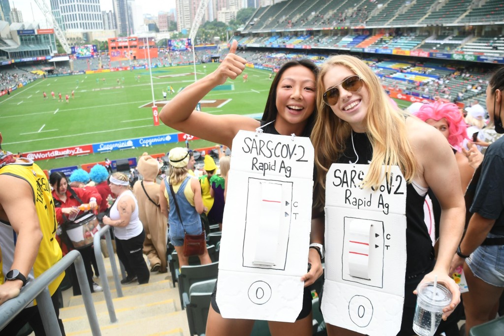 去年香港國際七人欖球賽，有女粉絲掛上畫有快測棒圖樣的紙板。資料圖片