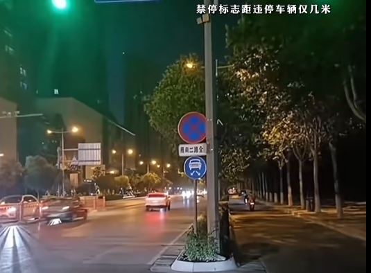 事故現場有明顯的禁止泊車標誌。澎湃新聞