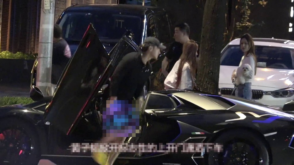黃子韜徐藝洋開超跑違停遭拍下影片及舉報。