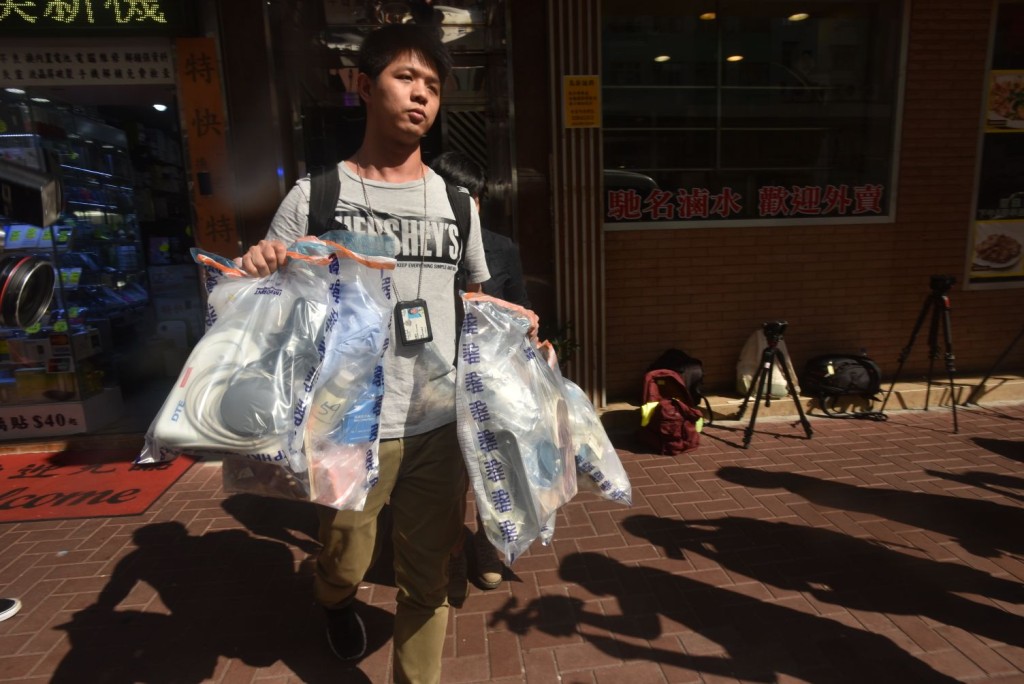 警方檢獲一批證物。楊偉亨攝