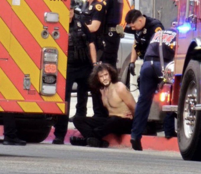 枪击疑犯被警方拘捕。X@SarahisCensored 枪击疑犯被警方拘捕。X@SarahisCensored