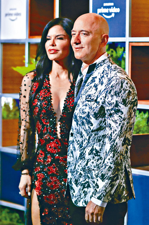 贝索斯卸任CEO后应有更多时间陪女友桑切斯。