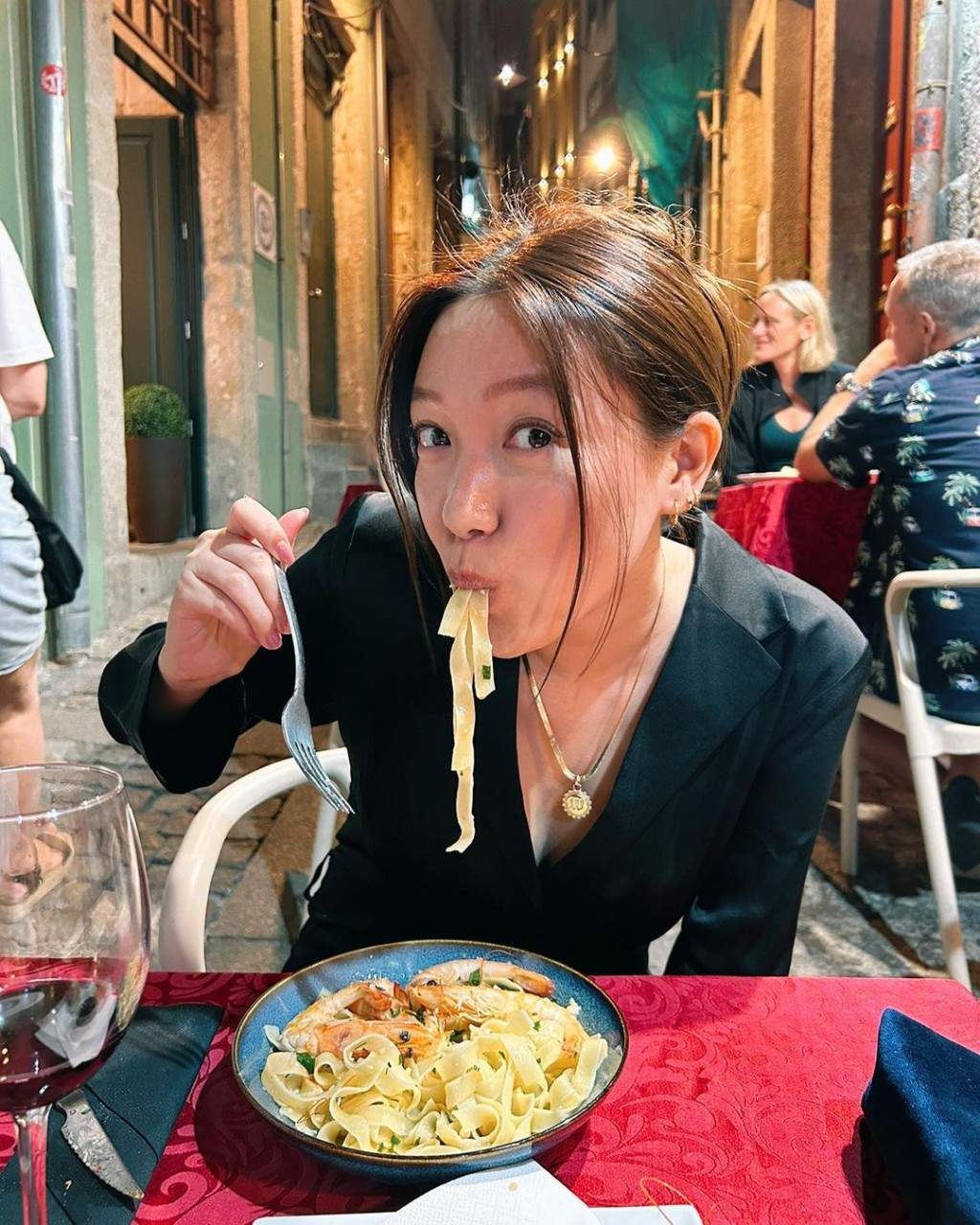 黄玮琦上月于社交网分享欧游照。