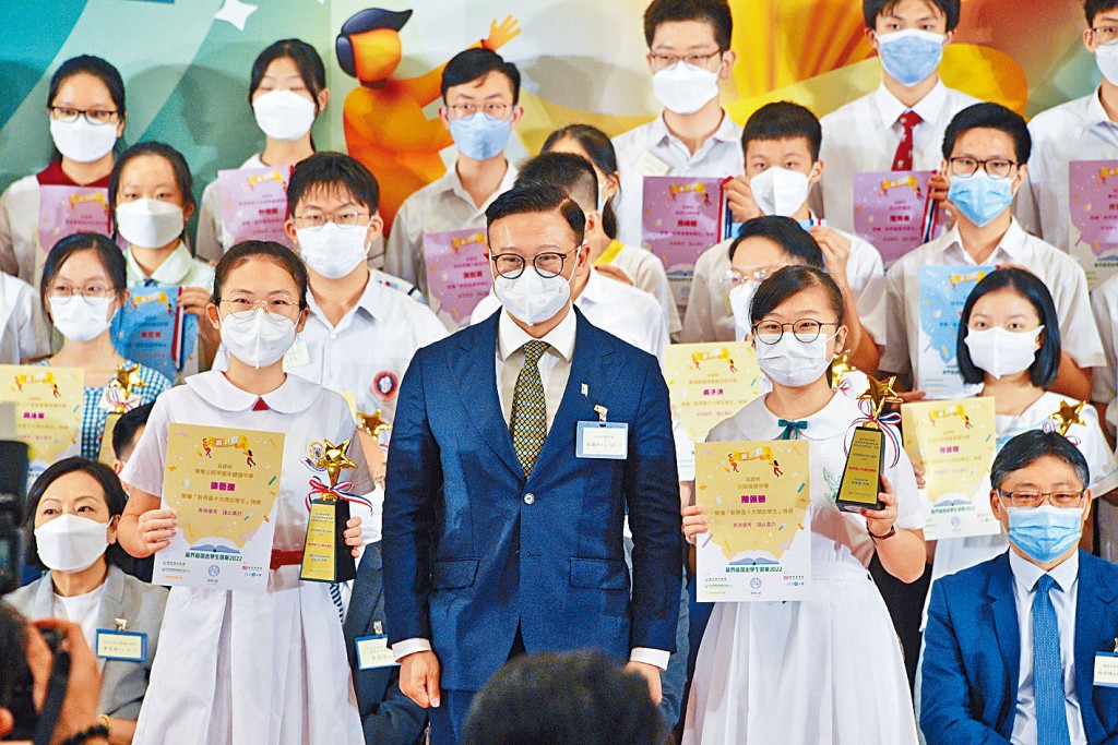 律政司副司長張國鈞出席「新界區傑出學生選舉二○二二」頒獎典禮。