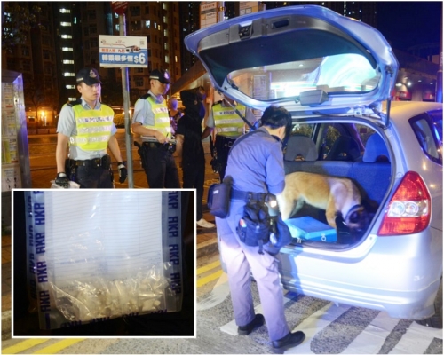 緝毒犬協助搜車。小圖為檢獲的懷疑可卡因。