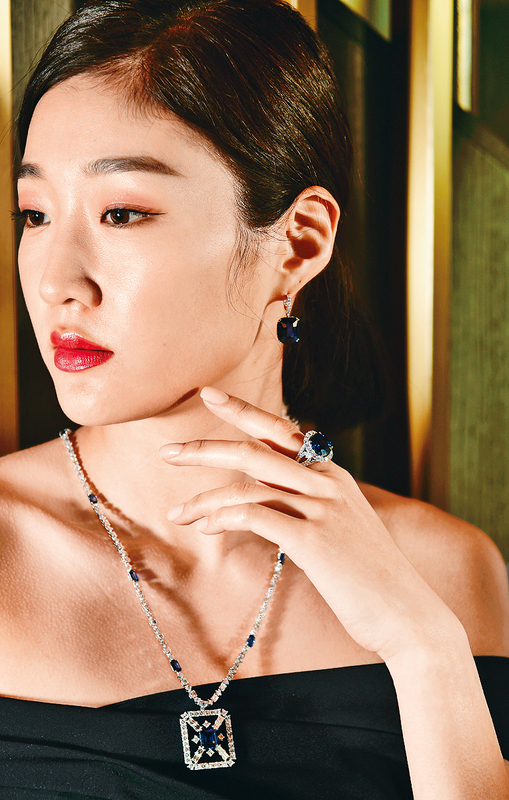 几何切割的钻石，配衬吊坠中央的斯里兰卡蓝宝石，呈现恍如油画般的效果。