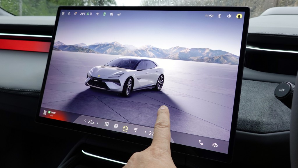 蓮花Emeya S純電動四門超跑，有賴電竸商開發Unreal Engine技術，令觸控畫面反應快捷真實。