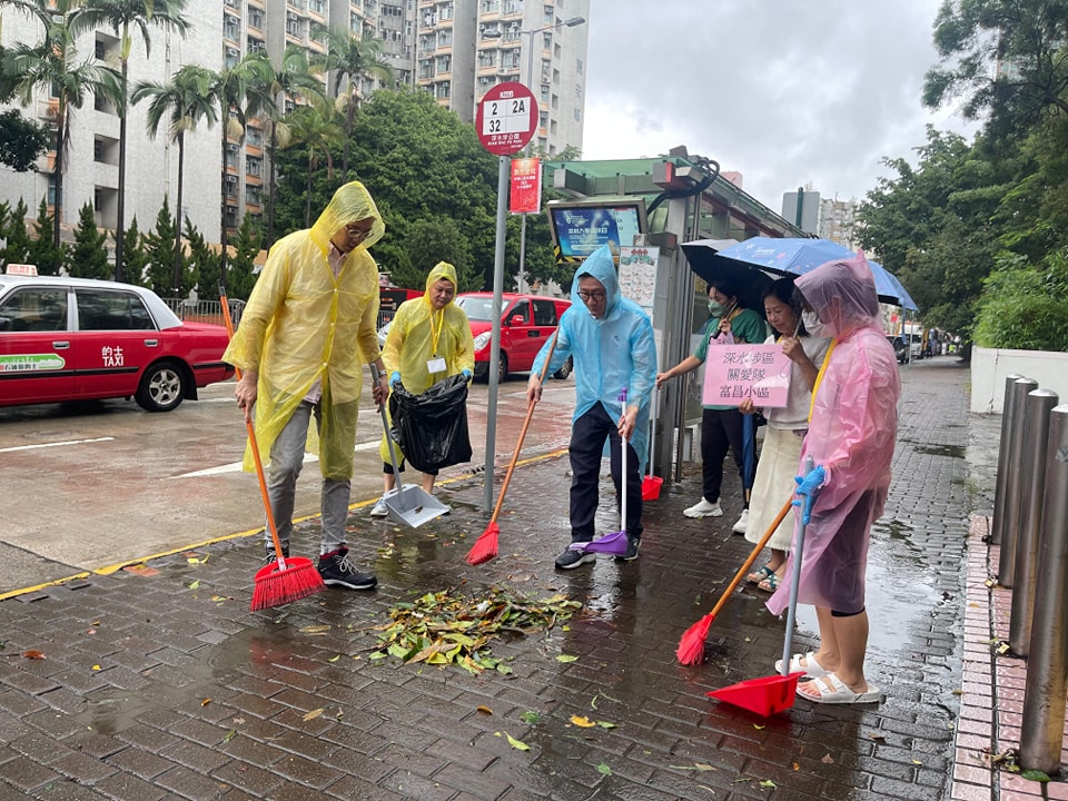 一行四人一同清理路上及雨水渠口的落叶及杂物等。梁文广facebook图片