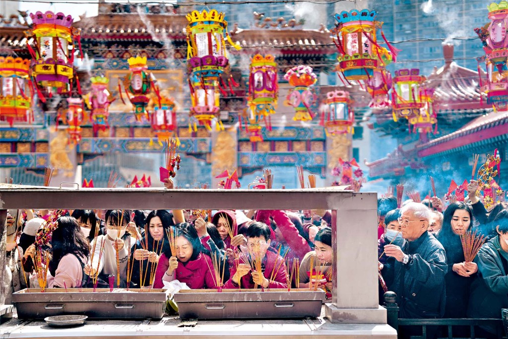 黃大仙祠香火鼎盛,不少中外旅客慕道前來參拜。 黃大仙祠香火鼎盛,不少中外旅客慕道前來參拜。