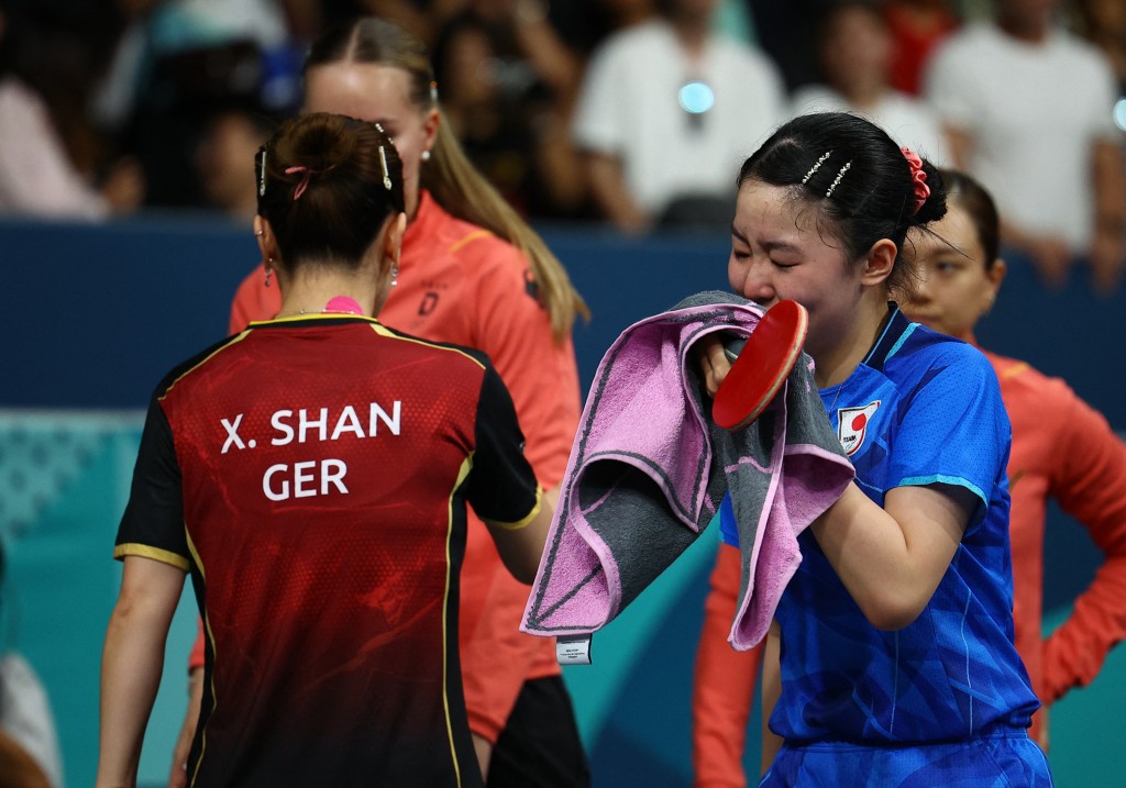 張本美和（藍衫者）在巴黎奧運乒乓女團決賽表現出色。REUTERS