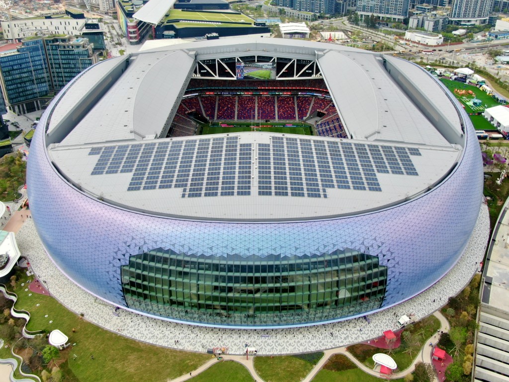 啟德主場館的可開合式天幕及偌大而透光的南看台設計，讓場館可靈活應對不同天氣狀況，並配合各類活動形式及觀眾人數，同時保持良好通風、開闊視野及觀眾舒適度。啟德體育園