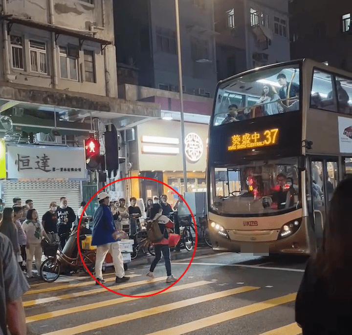 女生最后绕过大叔身边