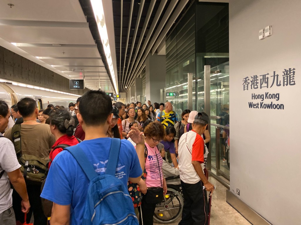 八達通「全國通」購買地點丨「全國通」實體卡推出初期暫只限於香港部分港鐵站內購買，包括西九龍站等。