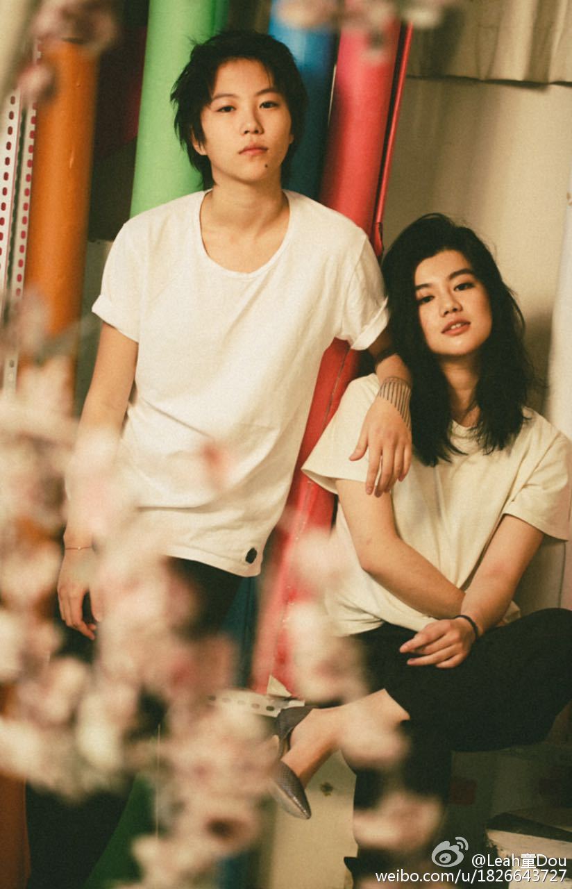 Angelababy的混血時裝設計師Rebecca Tsang（右）也是竇靖童的好朋友。