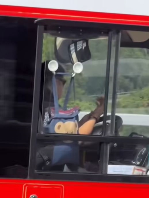 網上片段拍攝到車長駕駛時雙手離軚。 網上片段拍攝到車長駕駛時雙手離軚。