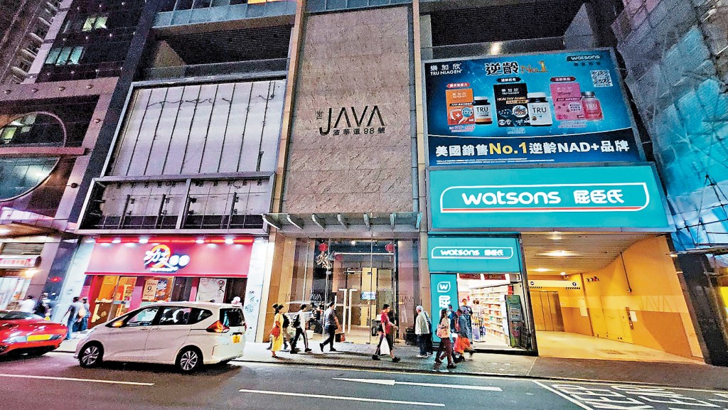 北角渣華道96至106號(98號)地下及2樓平台及1樓外牆,由彭貴有以9000萬承接。