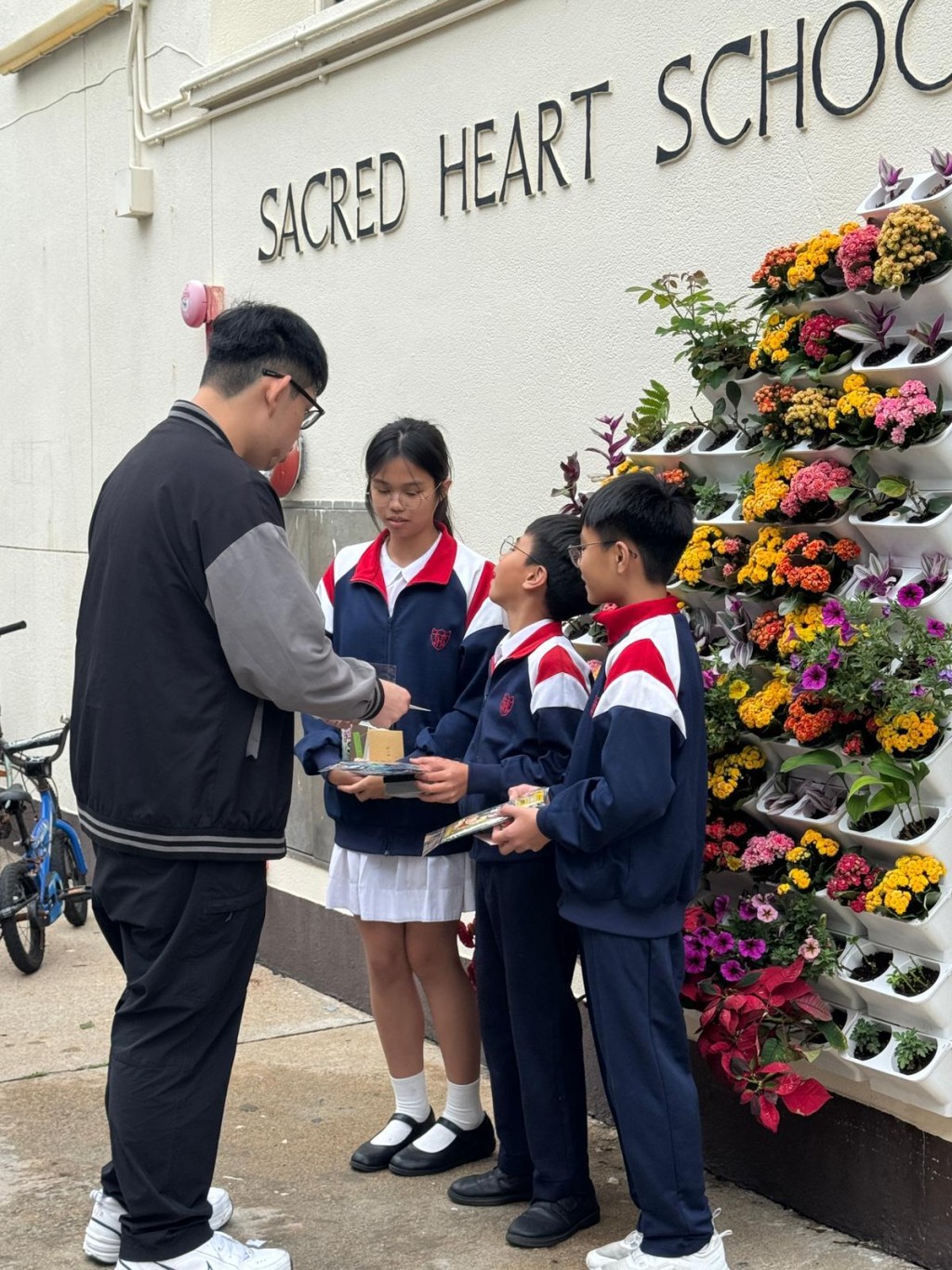 姓李事主大年初四行山受傷，幸得三名小學生出手襄助，周二親回長洲聖心學校道謝。(受訪者提供)