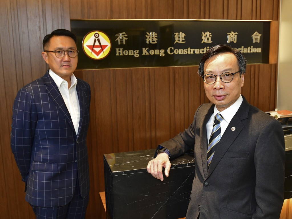 《星岛日报》访问香港建造商会第一副会长李恒頴(左)和会长林健荣(右)。