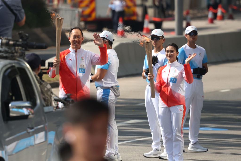 火炬手在梳士巴利道向市民揮手。何家豪攝
