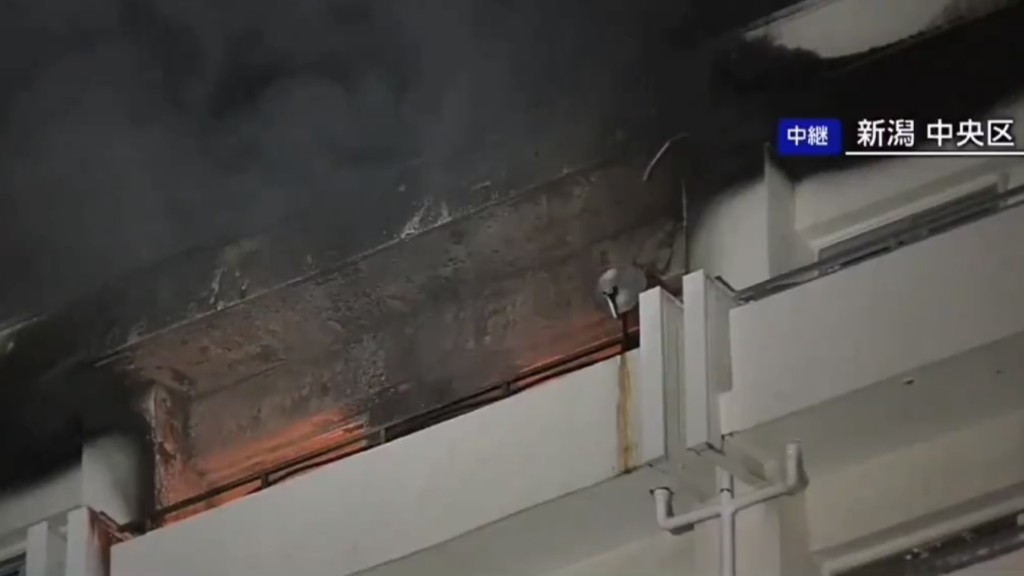 日本新潟市公寓楼顶层火警，至少1人受伤送院。 NHK截图