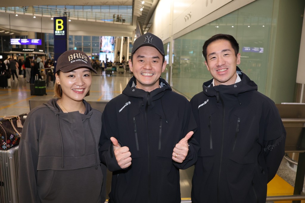 港队双打教练陈斌生（中）带领邓俊文（右）、谢影雪（左）在全英创历史。徐嘉华摄