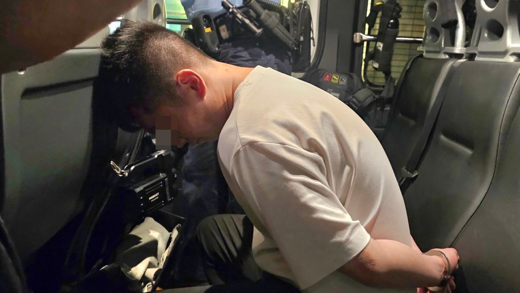 警方拘捕私家車男司機。