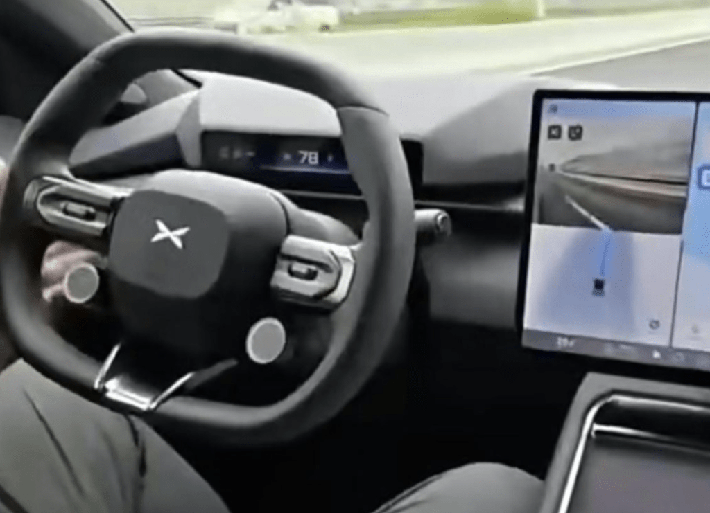 片段中，司機起初僅以單手輕扶軚盤，隨後更一度雙手完全離開軚盤，任由系統操控車輛變道及行駛。小紅書截圖