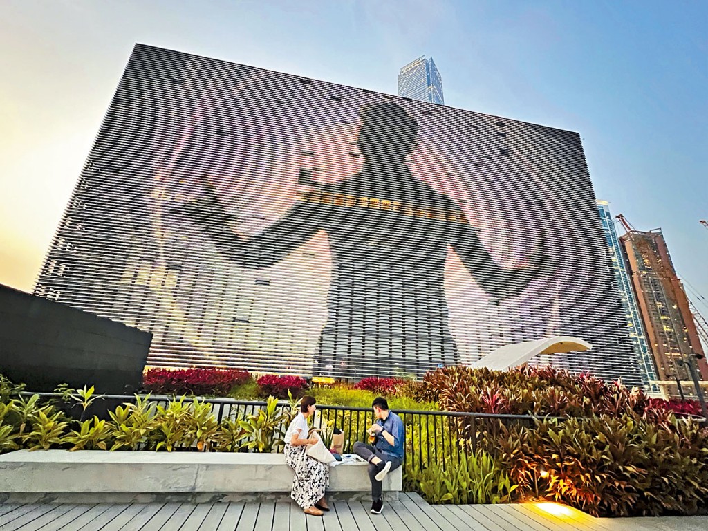 本港推出連串藝術盛事，包括在M+展出影像作品《光之凝》。
