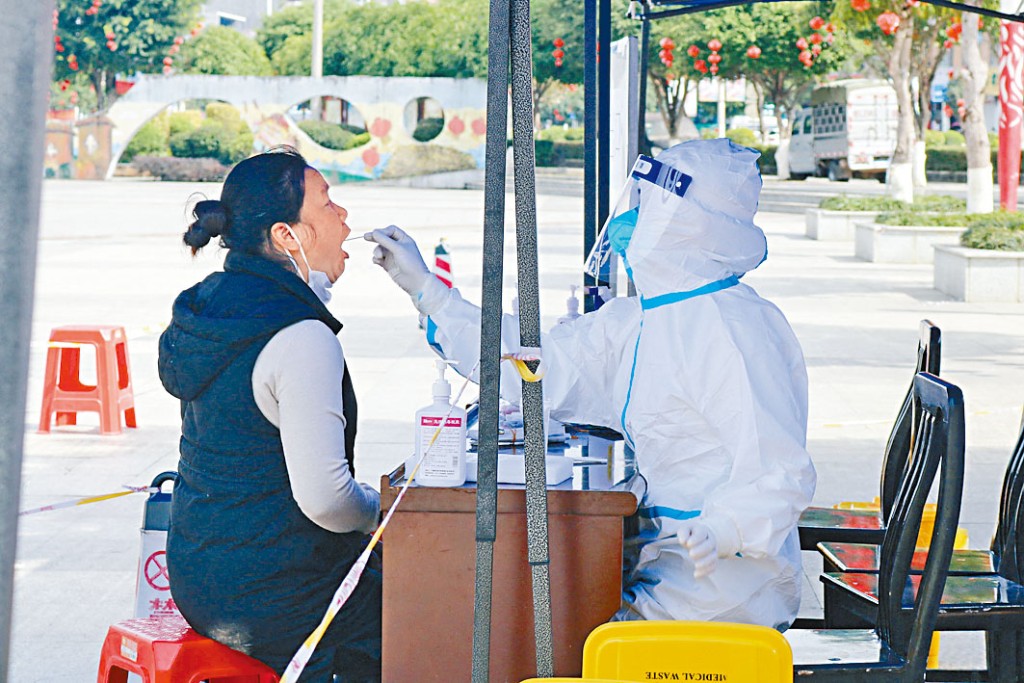 內地疫情穩定。圖為廣西百色居民接受檢測。