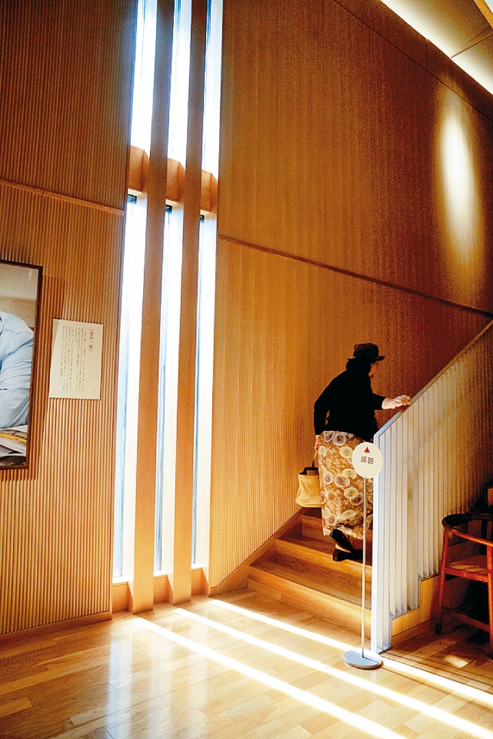 安藤忠雄低调地为美术馆引入他最爱光影元素。
