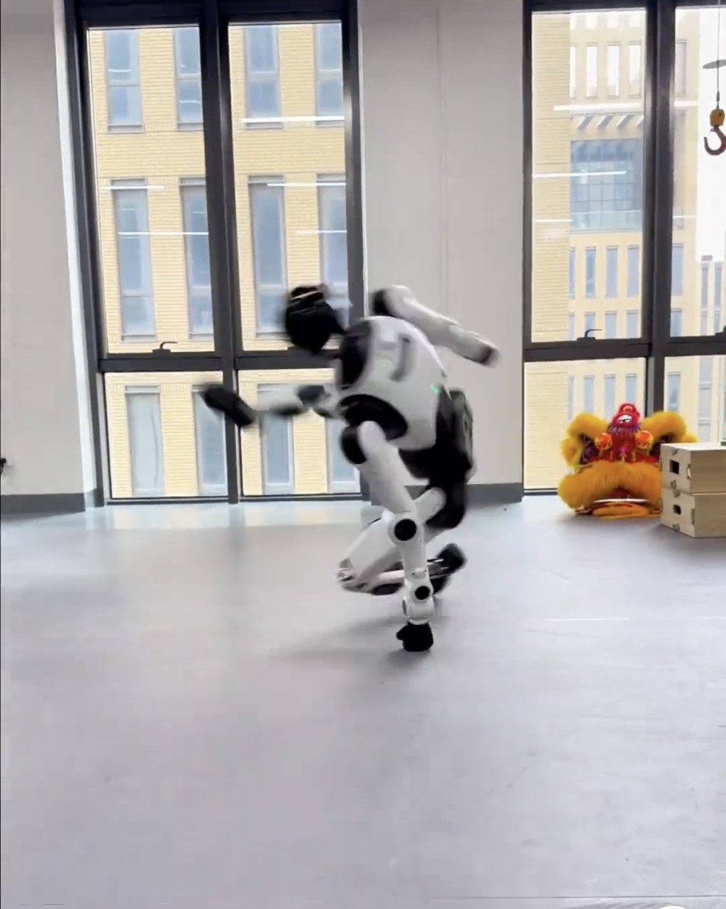 北京人形機械人「具身天工3.0」流暢表演湯馬斯回旋。 北京人形機械人「具身天工3.0」流暢表演湯馬斯回旋。