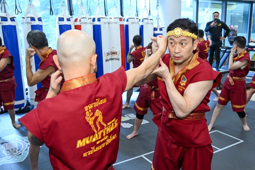 叶文龙校长教授古泰拳套路转身鞭拳。 