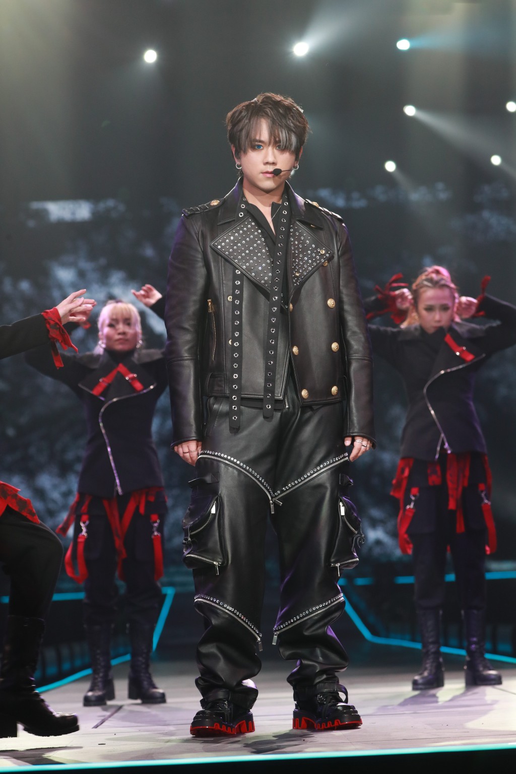 姜涛身穿黑色闪石皮褛皮裤出场。