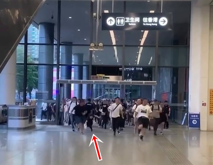 馬尾女跌倒連環睇(三)。fb「車cam L(香港群組)」截圖 馬尾女跌倒連環睇(三)。fb「車cam L(香港群組)」截圖