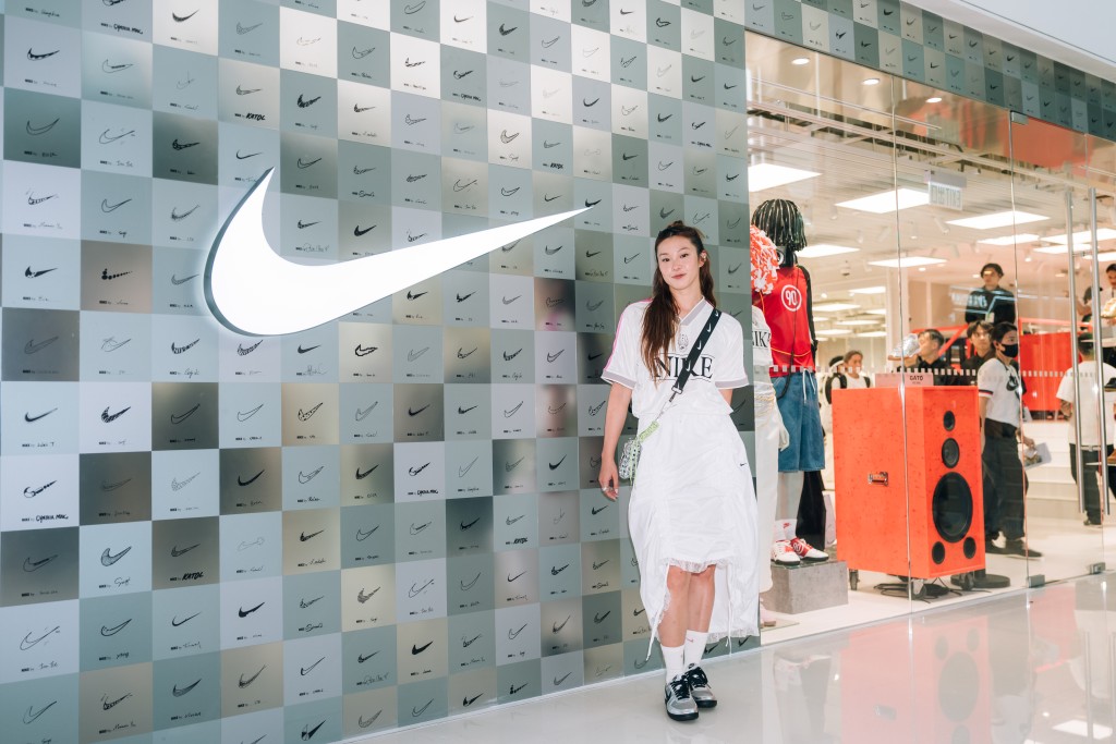 歐鎧淳（Stephanie Au）以一身注入Nike Style創意精神的造型出席開幕活動。