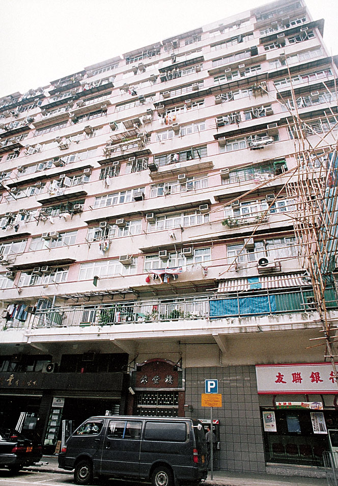 土瓜湾木厂街锦堂楼一个单位,面积347方呎,投资者4月14日以300万买入,当月30日以328万「摸出」,短短16日帐面获利28万,帐面赚幅约9.3%。 土瓜湾木厂街锦堂楼一个单位,面积347方呎,投资者4月14日以300万买入,当月30日以328万「摸出」,短短16日帐面获利28万,帐面赚幅约9.3%。