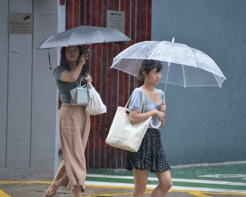 本港今日大致多雲,間中有驟雨,局部地區有雷暴。 資料圖片
