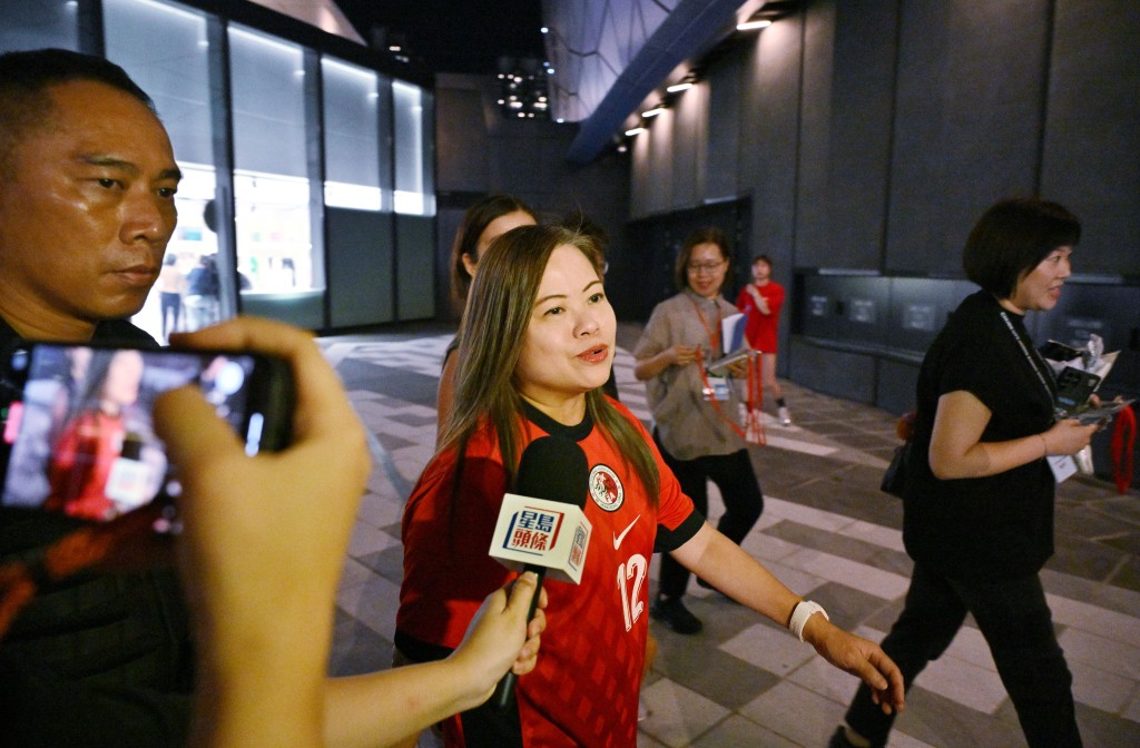 被問到是否對今晚香港隊與孟加拉隊的賽事有信心,羅淑佩表示「梗係有啦」。 被問到是否對今晚香港隊與孟加拉隊的賽事有信心,羅淑佩表示「梗係有啦」。