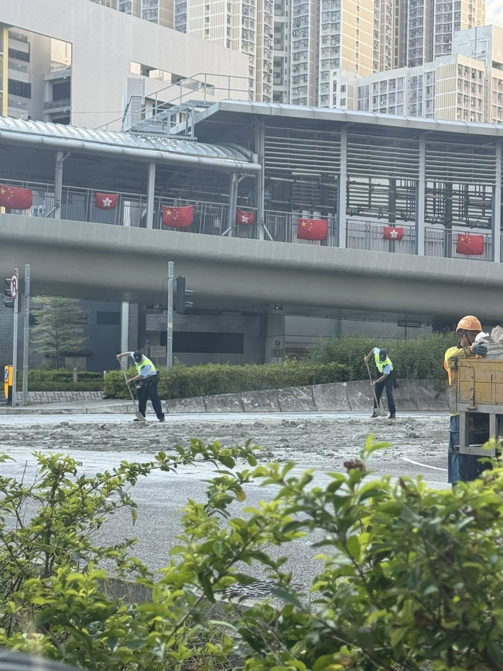 警員在場協助剷泥。FB：將軍澳主場