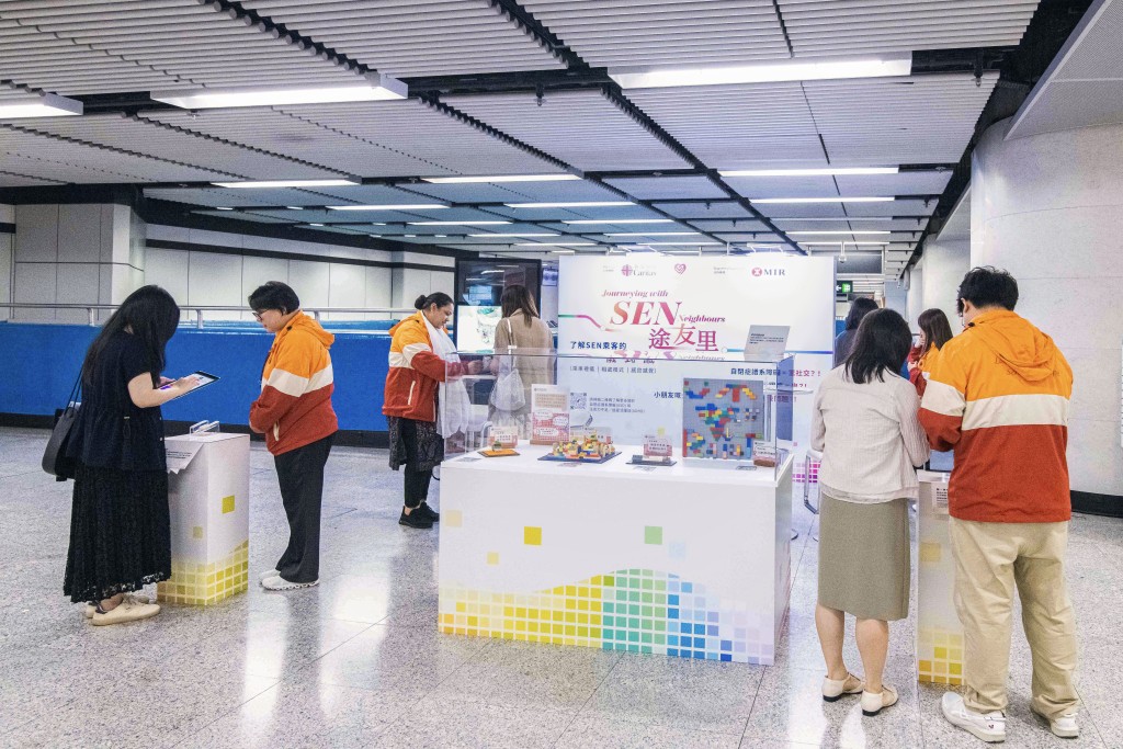 港鐵夥拍香港明愛，即日起至下月於11個車站舉辦「SEN途有里」巡迴展覽。