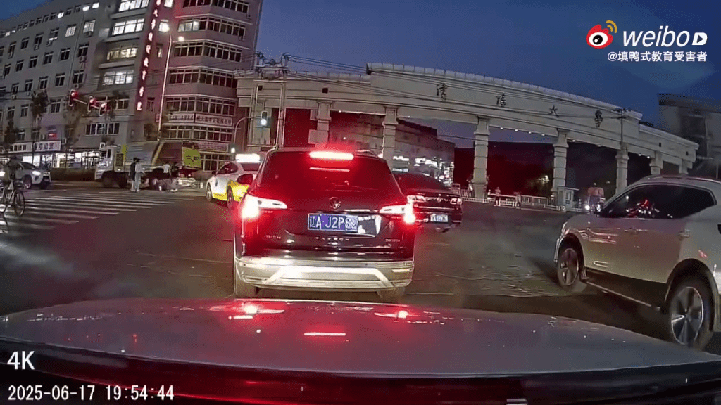 事發前大批汽車正在車龍中左轉,畫面可見瀋陽大學南門。 事發前大批汽車正在車龍中左轉,畫面可見瀋陽大學南門。